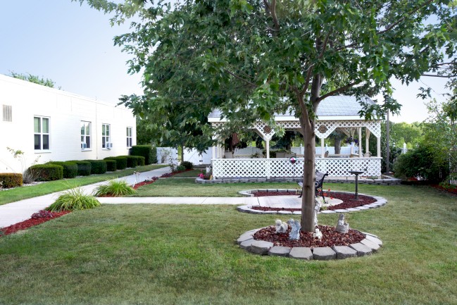 The Laurels of Fulton: Courtyard